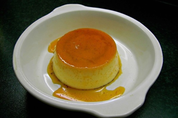 vani-pudding-in-a-deep-white-plate